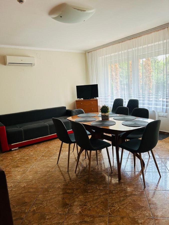 Rose Vip Apartman Villa ไฮจ์ดุสโซบอสโล ภายนอก รูปภาพ